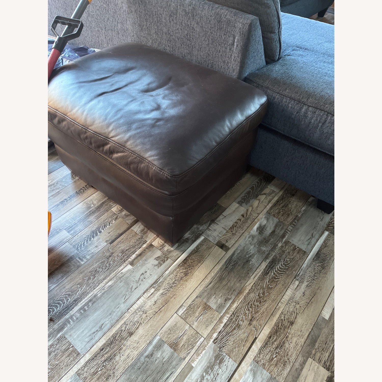 Raymour & Flanigan Leather Sofá with Puff - image-4