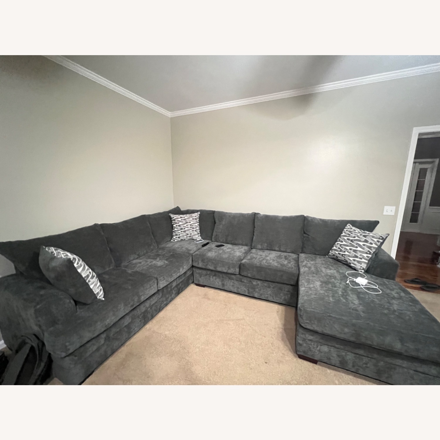 Levin Furniture Light Gray 3+ Piece Sectional - image-4