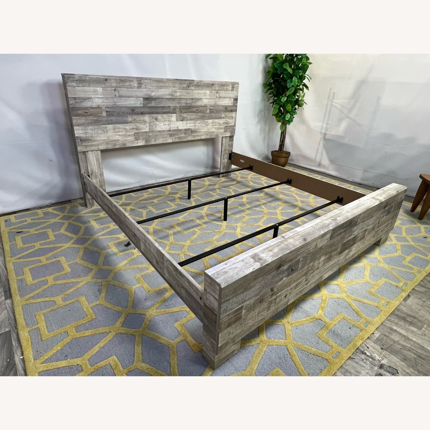 Ashley Effie King Panel Bed with 2 Nightstands - image-2