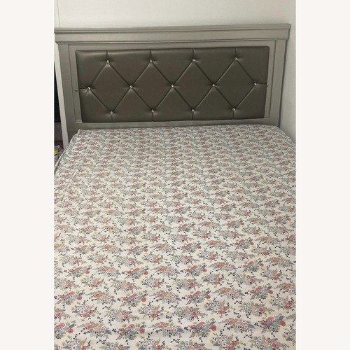 Used Contemporary Queen Bed for sale on AptDeco