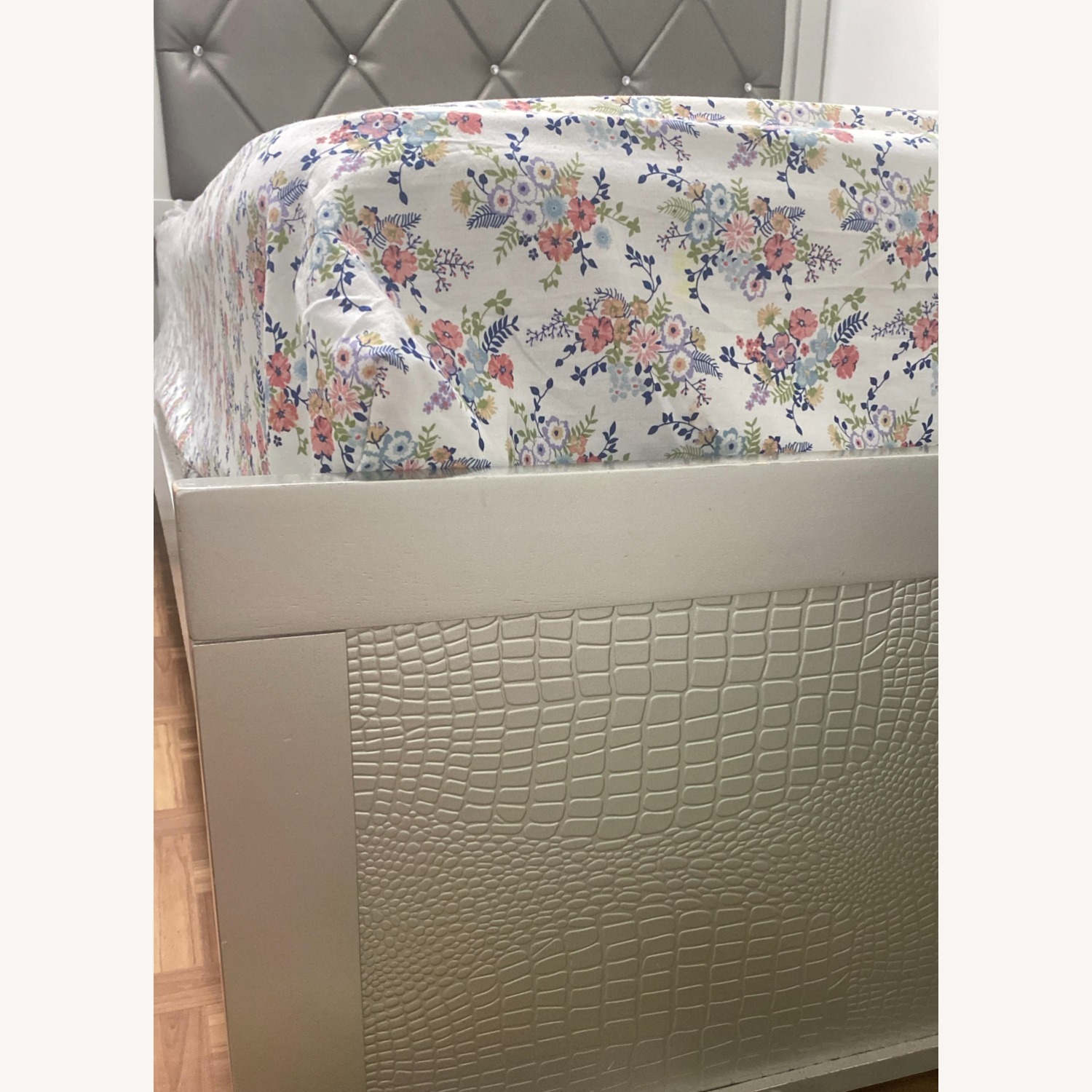 Contemporary Queen Bed - image-2