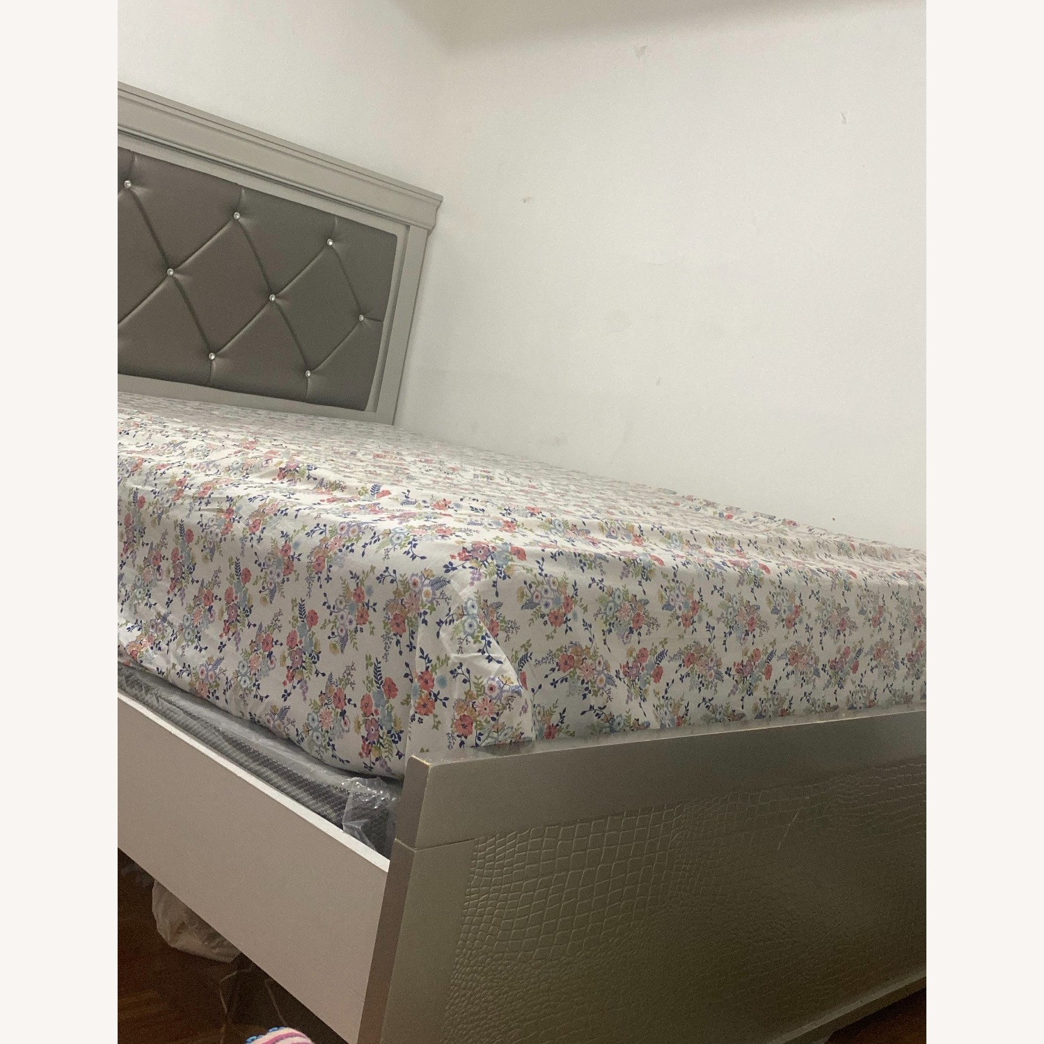 Contemporary Queen Bed - image-3