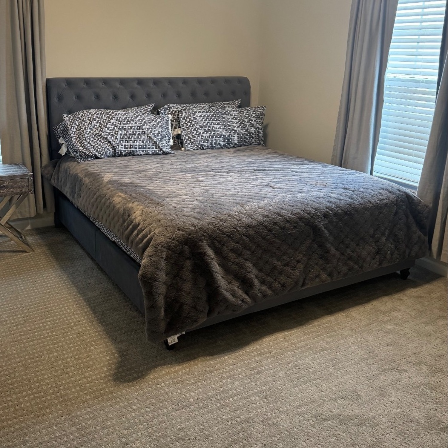 Silver Gray Velvet Upholstered King Bed - image-2