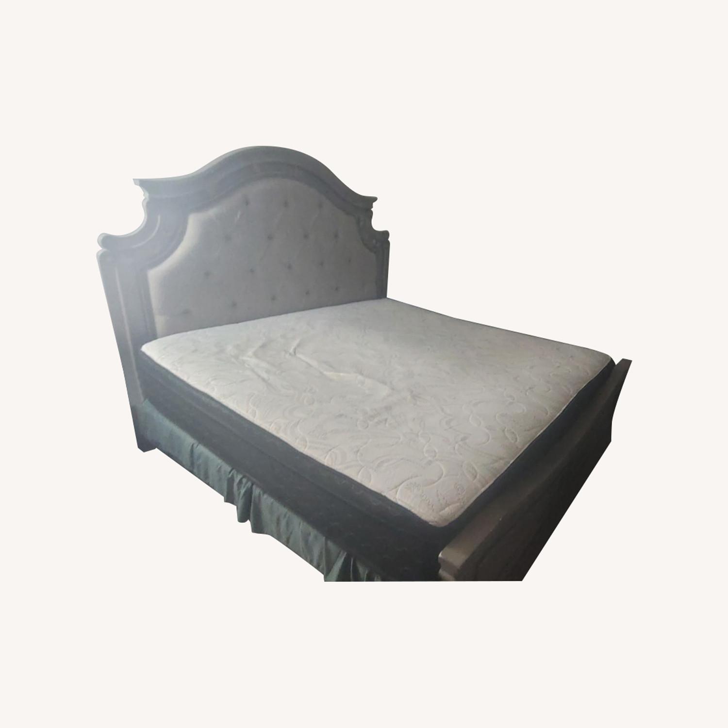 Light Gray Fabric Queen Bed - image-0