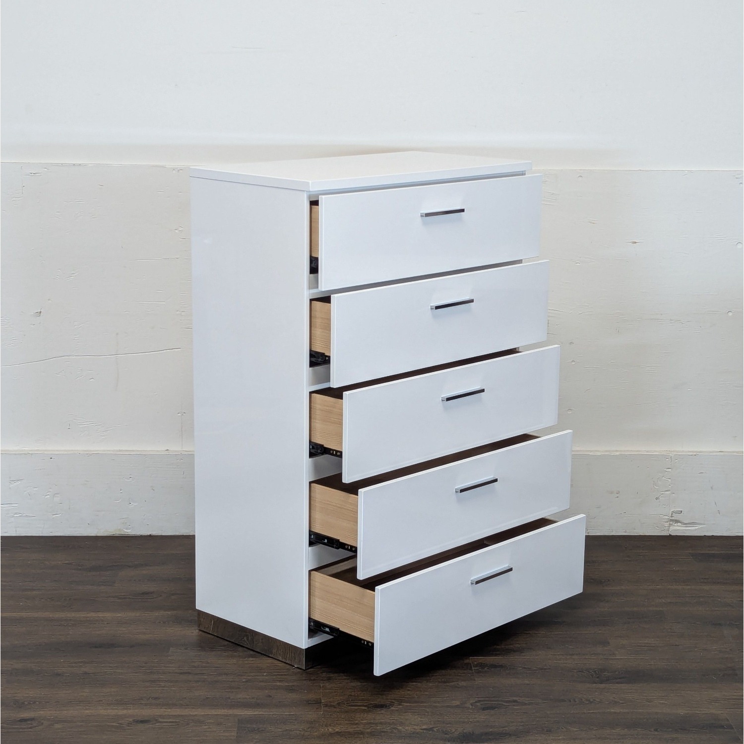 Coaster Felicity Modern 5-Drawer White Chest  - image-8