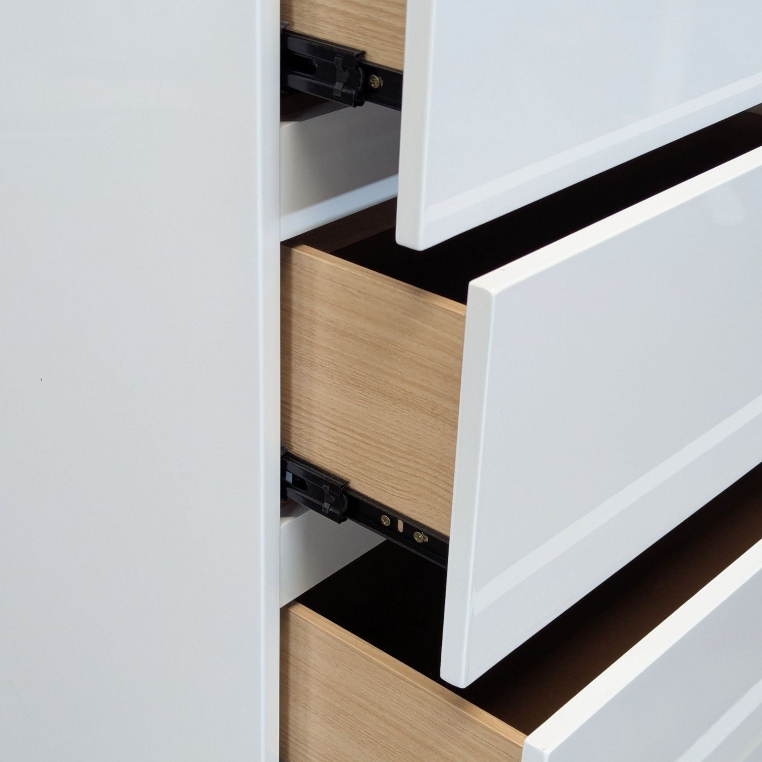 Coaster Felicity Modern 5-Drawer White Chest  - image-3