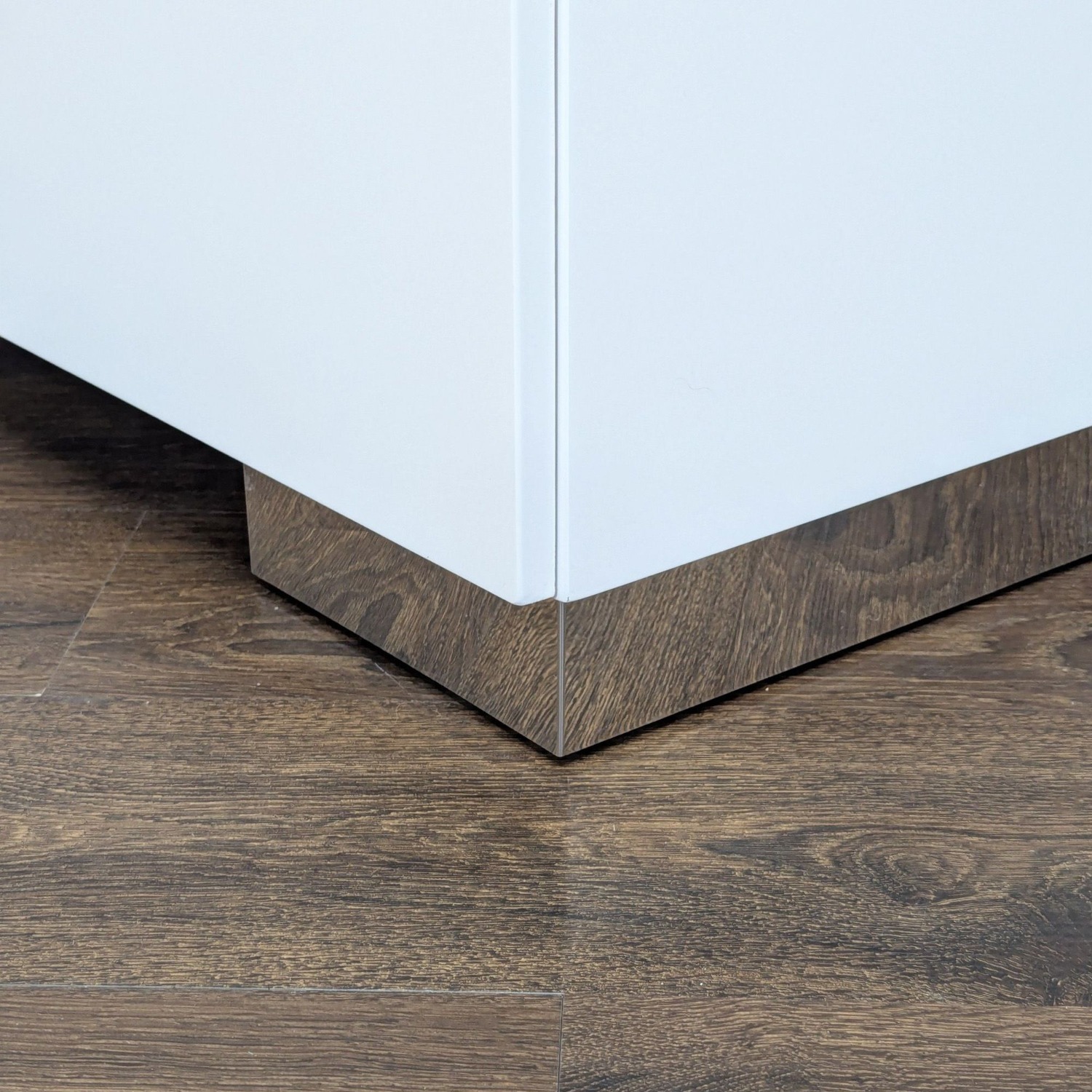 Coaster Felicity Modern 5-Drawer White Chest  - image-9