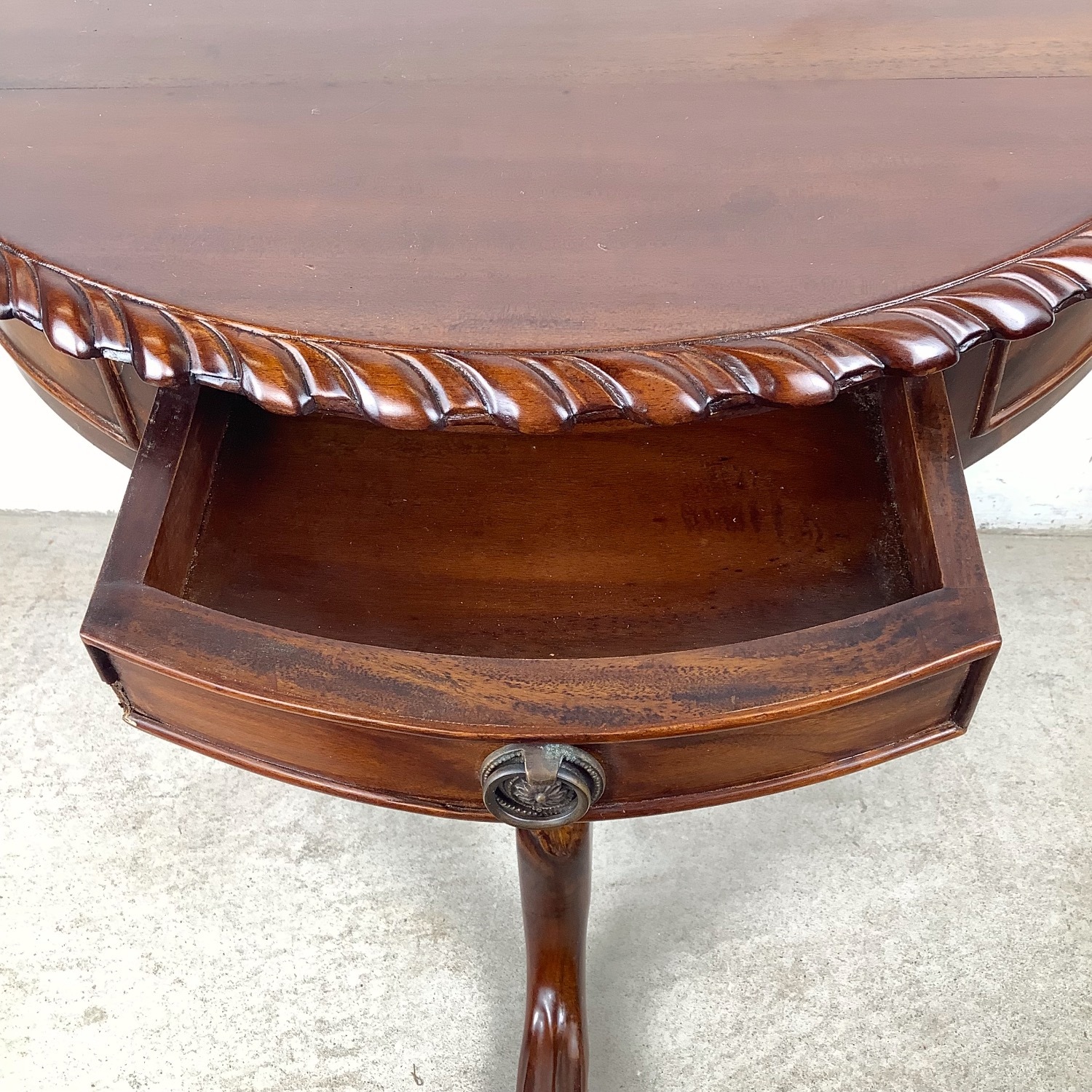 Traditional Round Pedestal Side Table - image-3