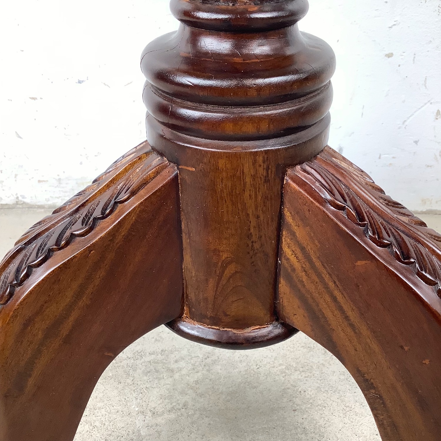 Traditional Round Pedestal Side Table - image-8