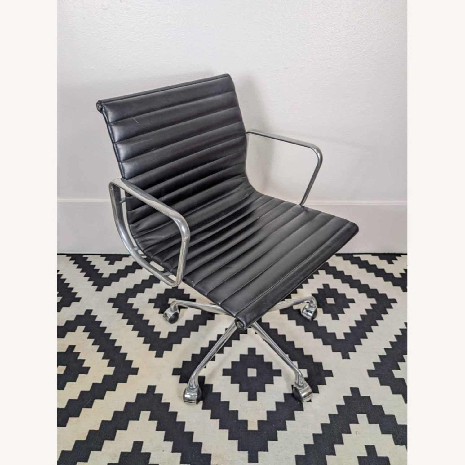 Charles Eames Aluminum Group EA117 Chair ICF - image-2