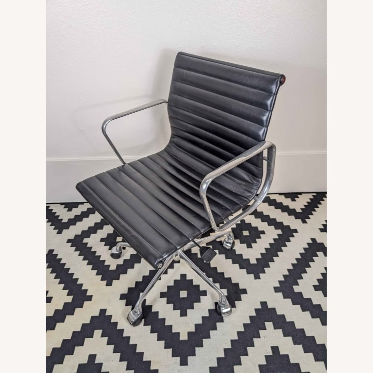 Charles Eames Aluminum Group EA117 Chair ICF - image-4