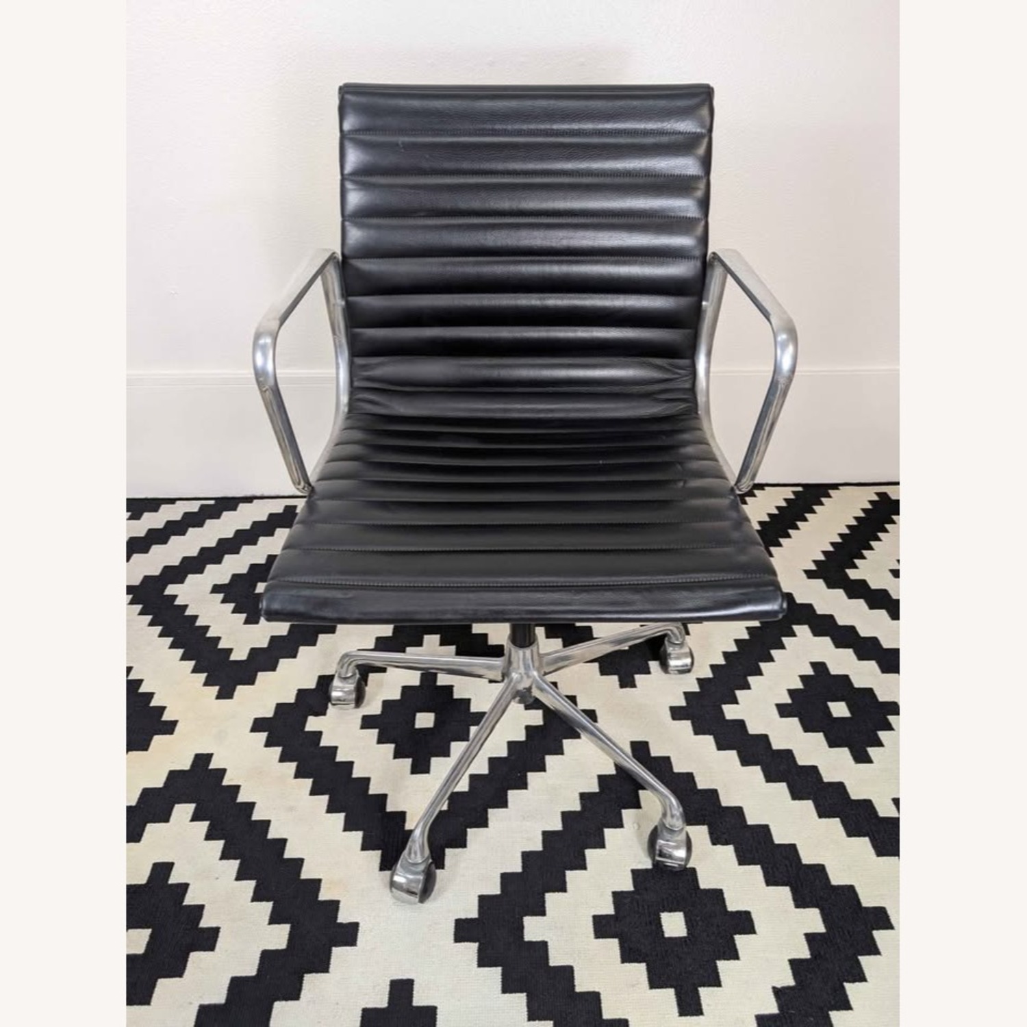 Charles Eames Aluminum Group EA117 Chair ICF - image-3