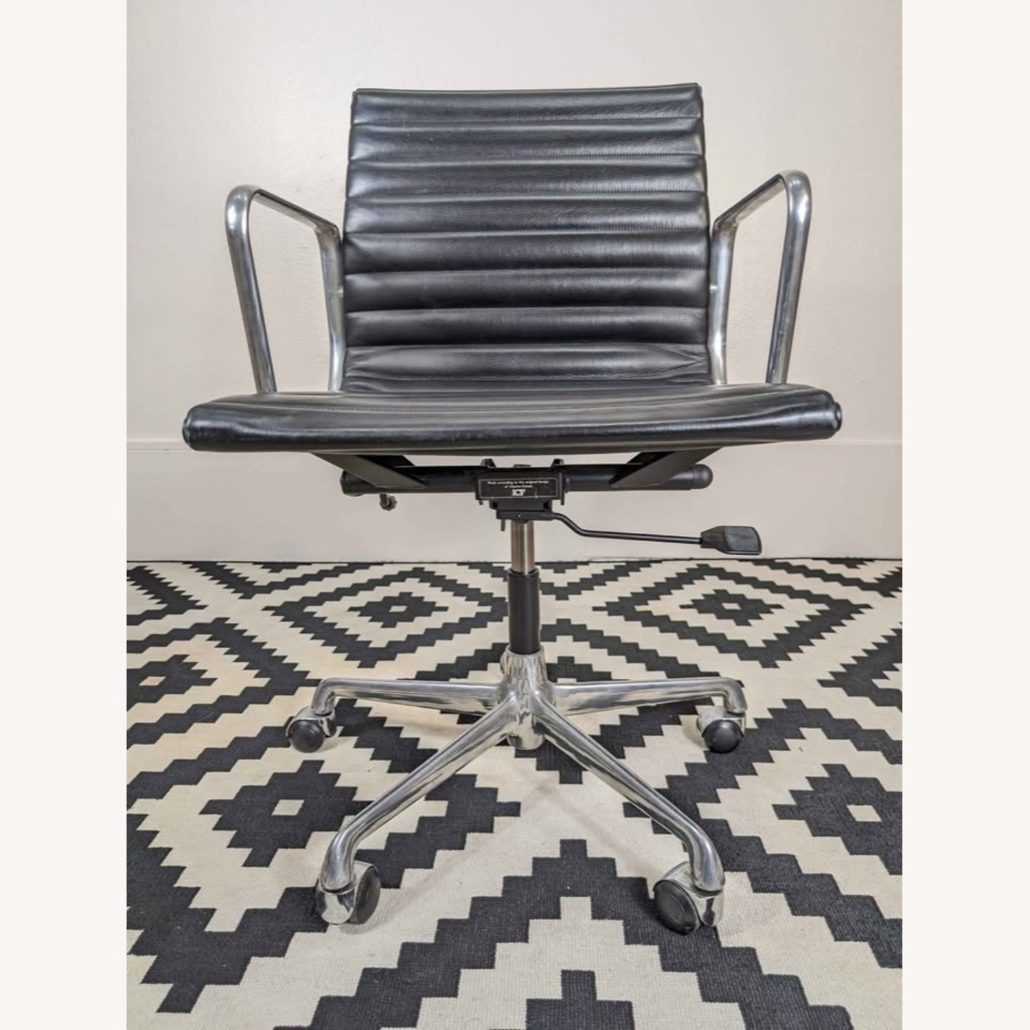 Charles Eames Aluminum Group EA117 Chair ICF - image-5