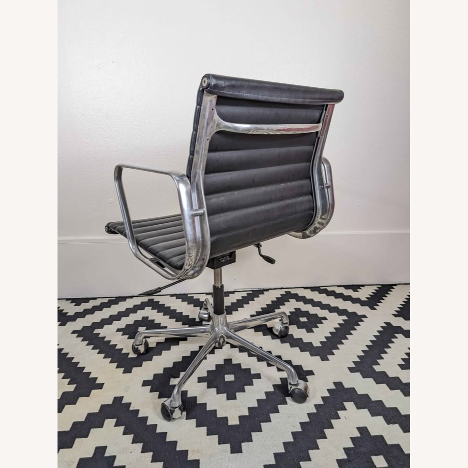 Charles Eames Aluminum Group EA117 Chair ICF - image-6
