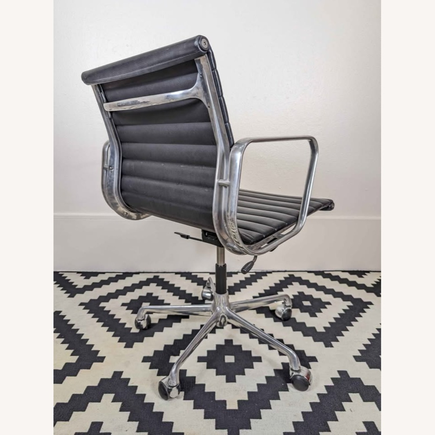 Charles Eames Aluminum Group EA117 Chair ICF - image-7