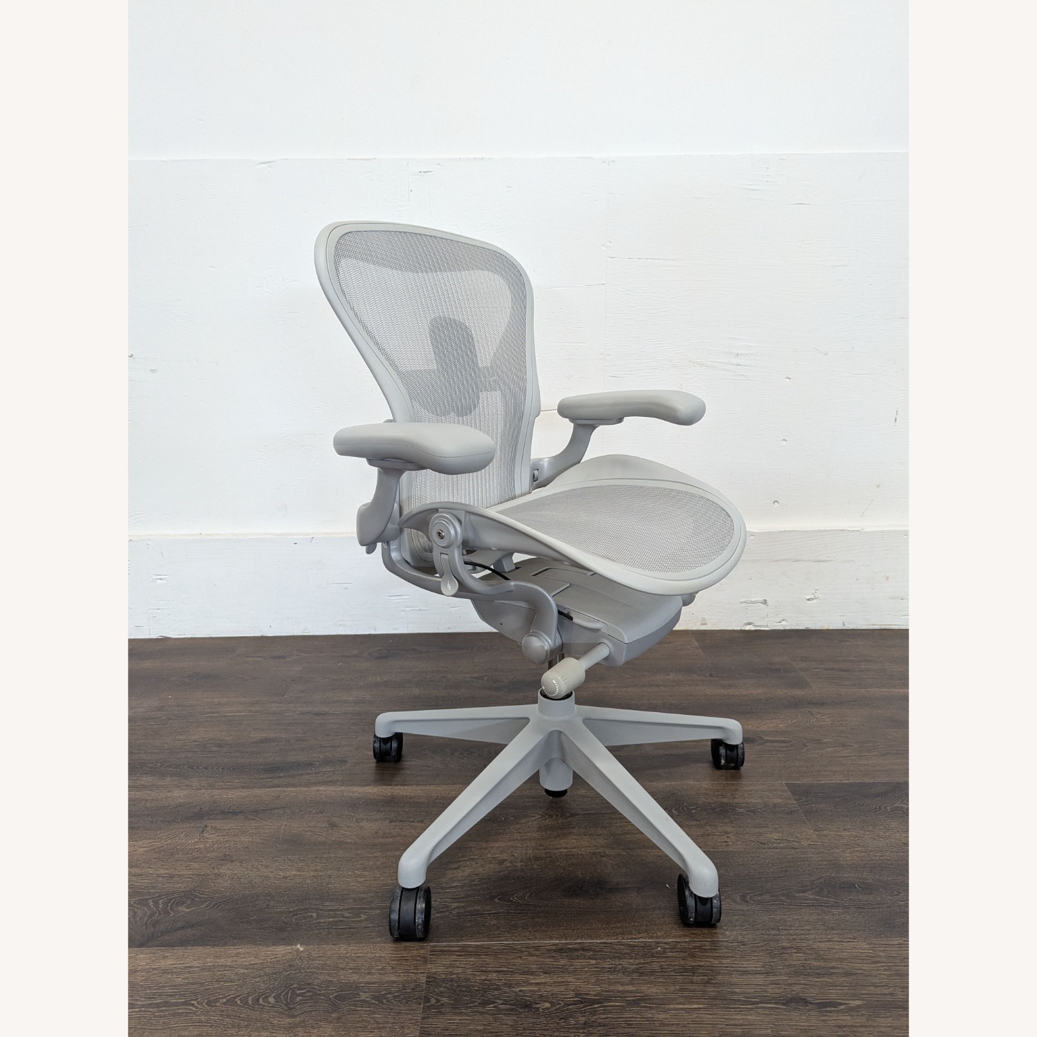 Herman Miller Aeron Chair Size A in Mineral - image-5