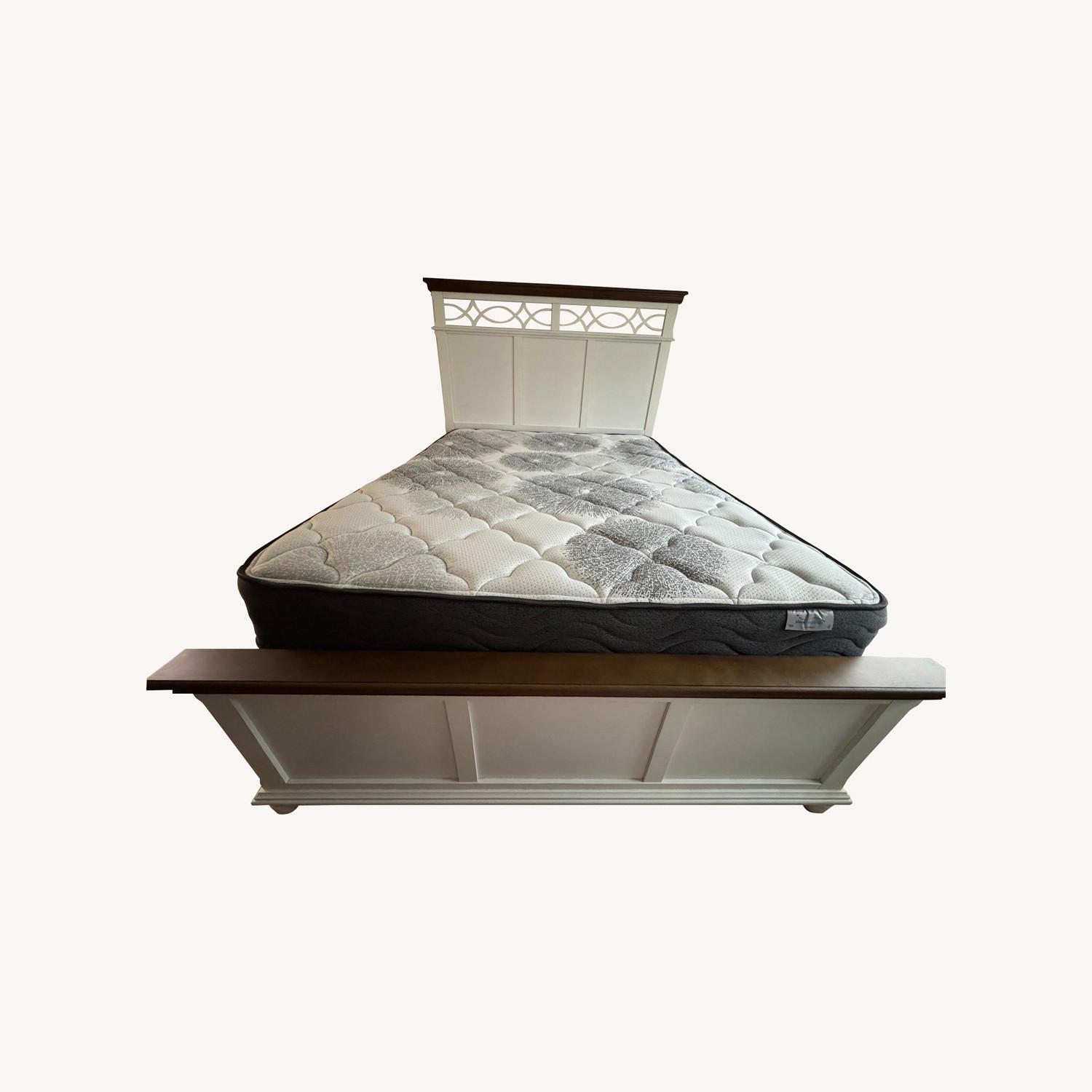 Queen Size Bed - image-0