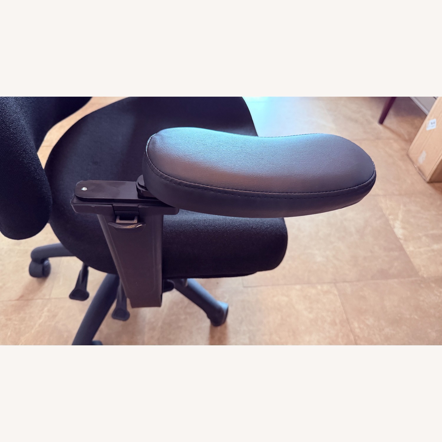 Lifeform Ergonomic Office Chair - Extra Wide Seat - image-7