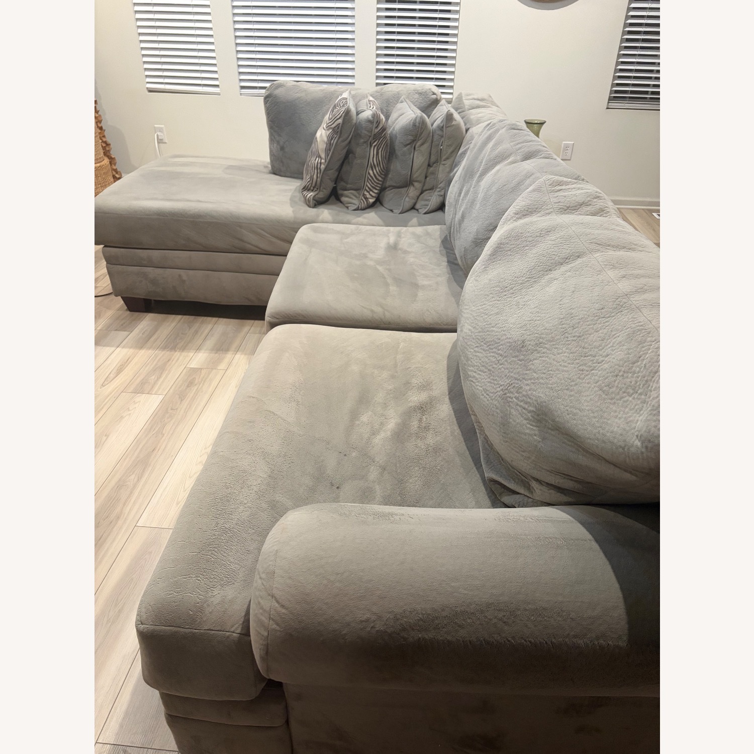 Super Large Super comfortable & Sturdy Sofa - image-1