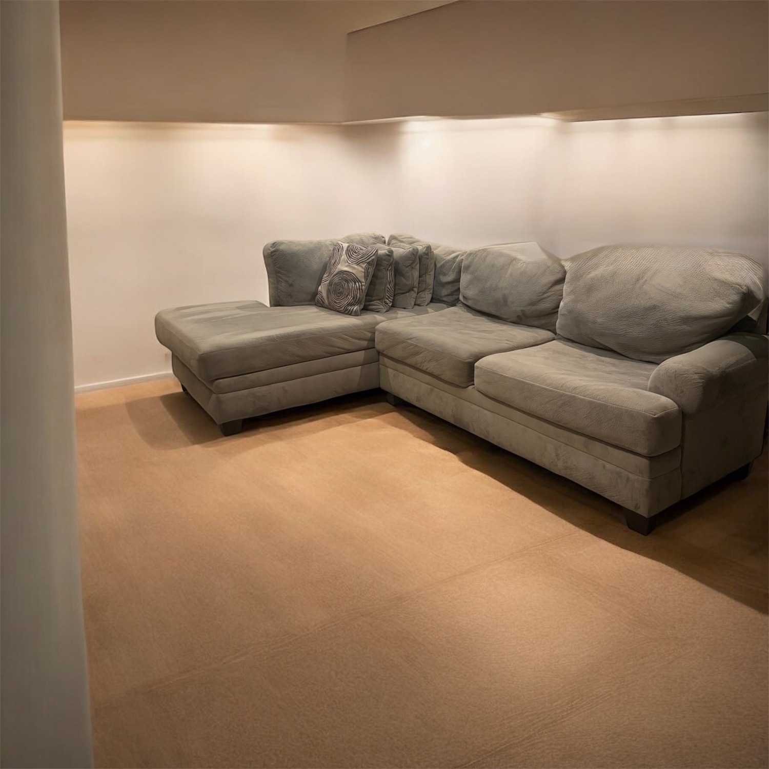 Super Large Super comfortable & Sturdy Sofa - image-4