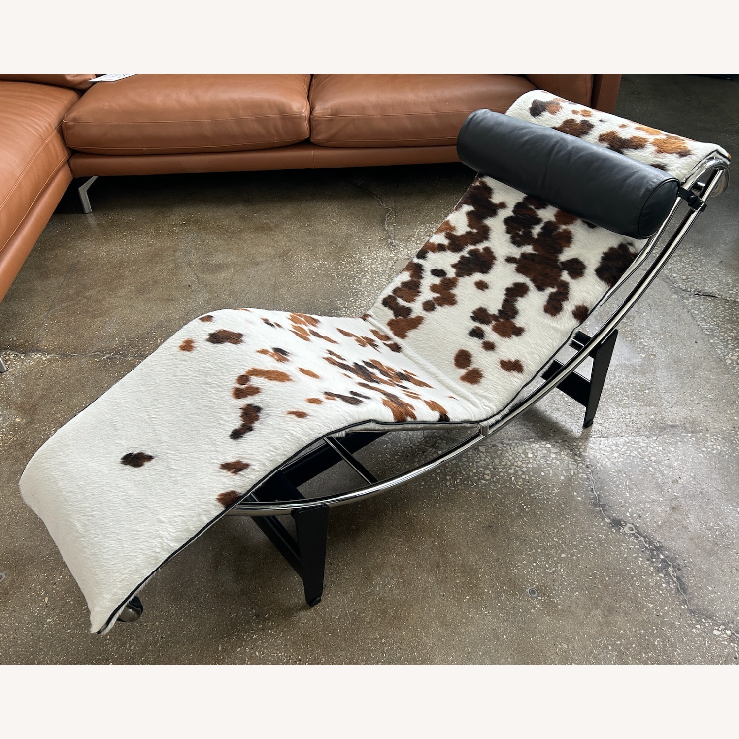 Cassina LC4 Chaise Lounge - image-1