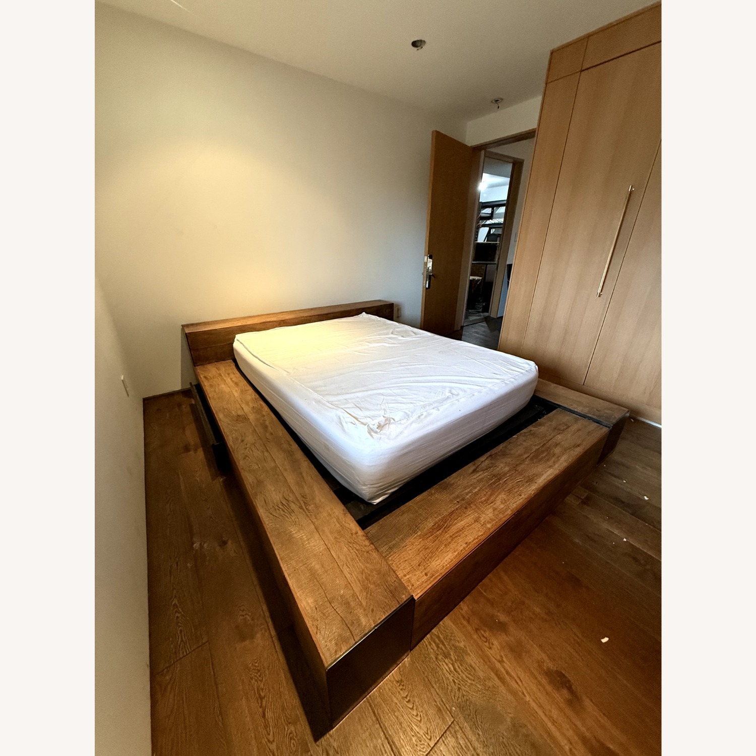 Environment Furniture Queen Bed - image-4