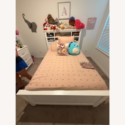 Used Rooms To Go White Wood Headboard for sale on AptDeco