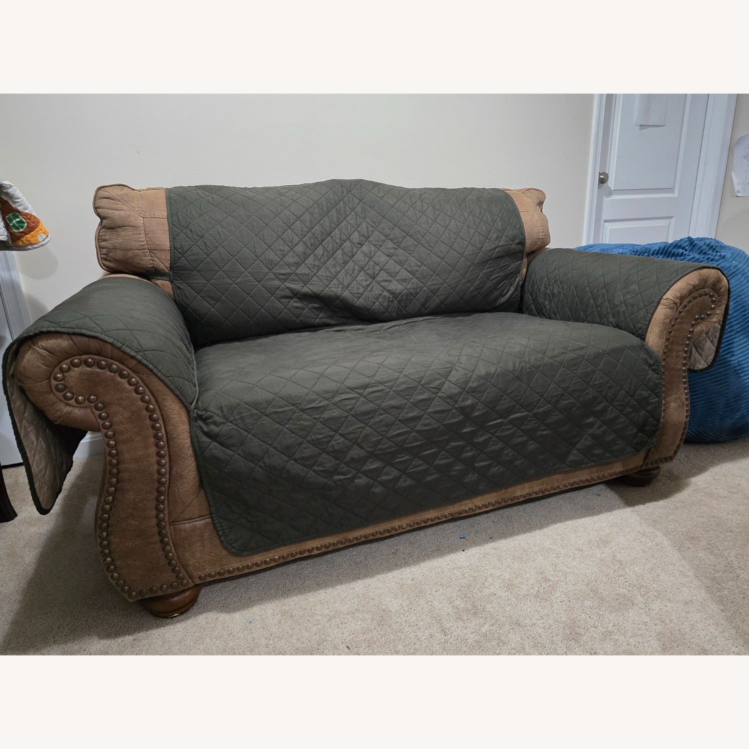Larkinhurst Loveseat - image-3