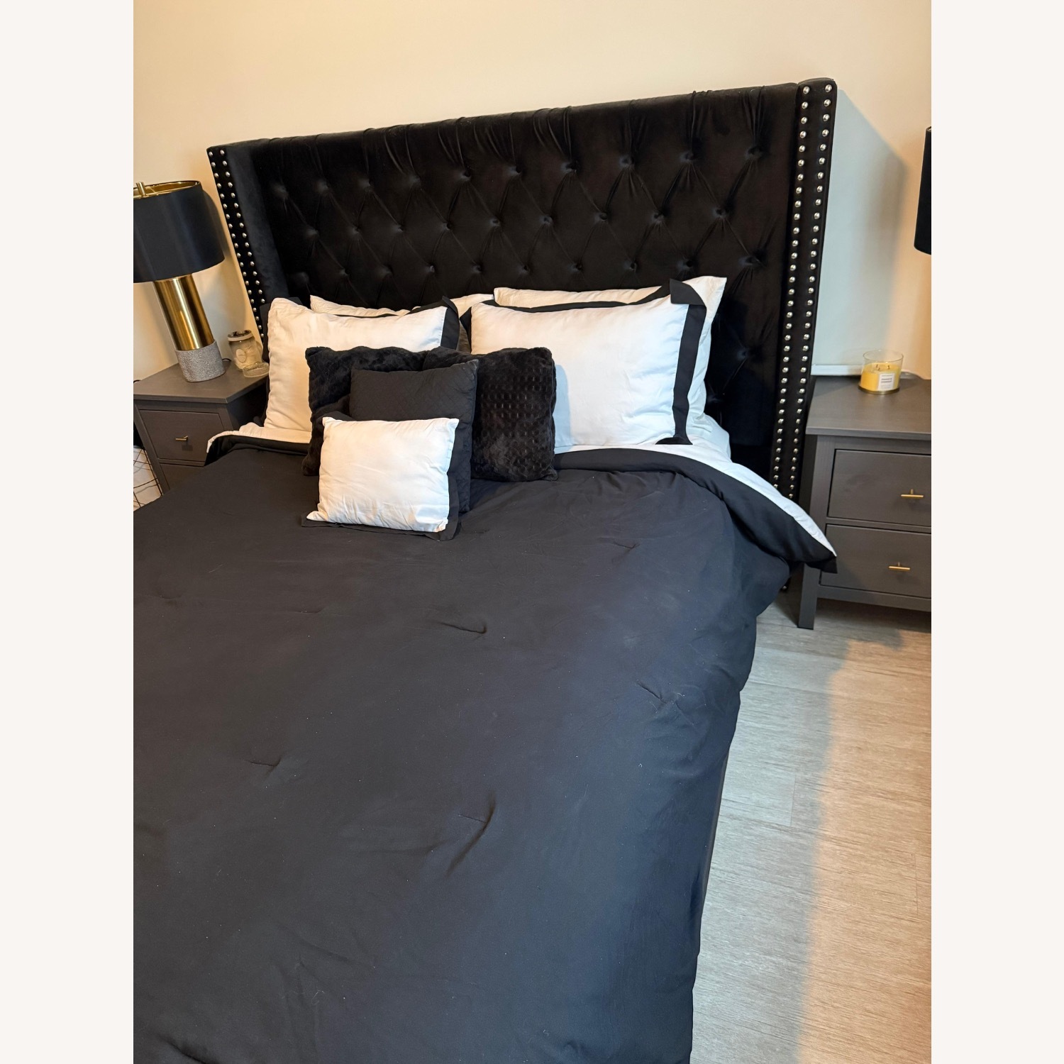 Joclynn Black Velvet Queen Bed - image-3