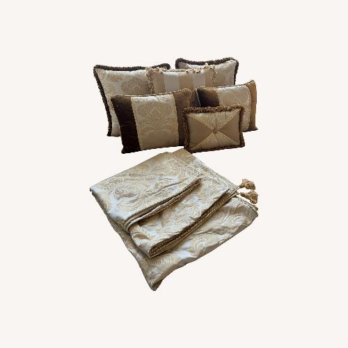 Used Stunning Austin Horn King Bedding  for sale on AptDeco