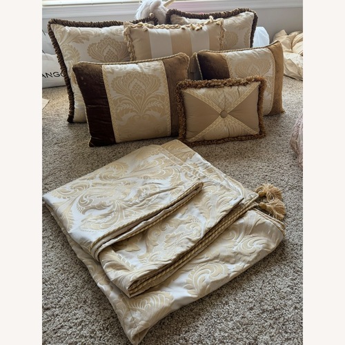 Used Stunning Austin Horn King Bedding  for sale on AptDeco