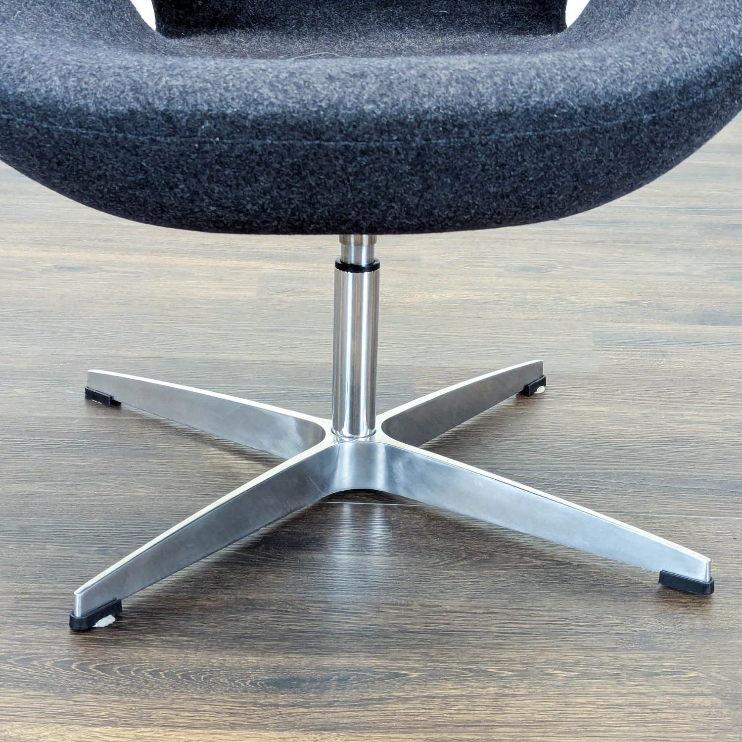 Mid-Century Modern Style Swan-Style Swivel Lounge Chair - image-4