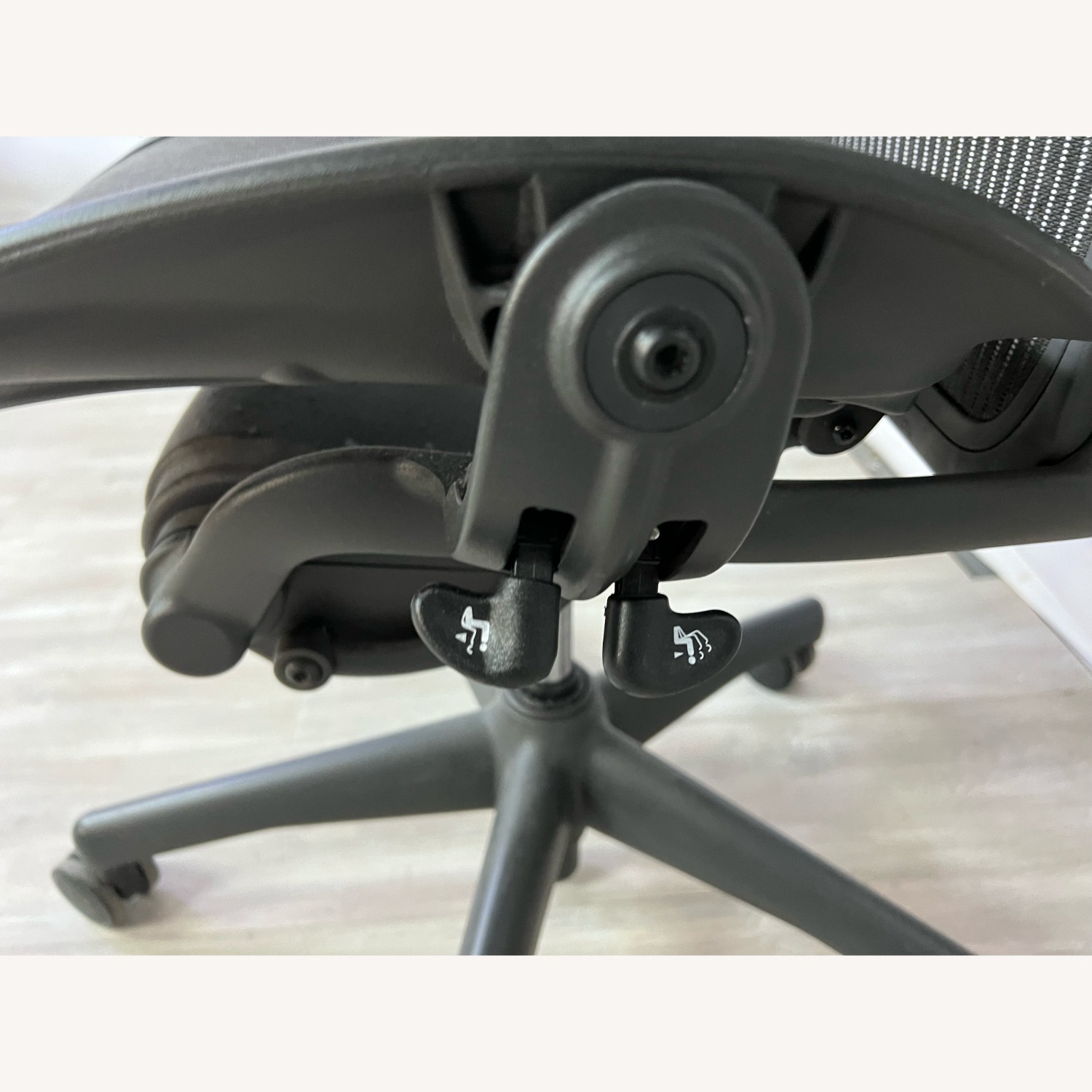 Herman Miller Aeron Chair - image-12