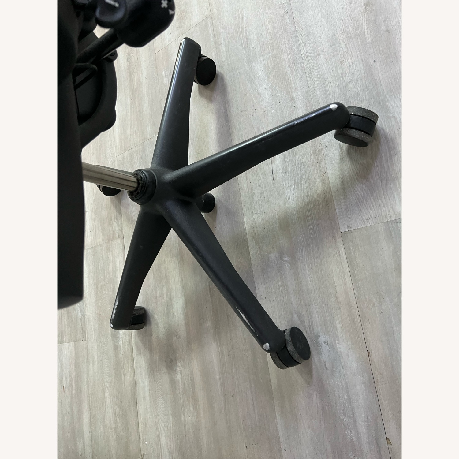 Herman Miller Aeron Chair - image-8