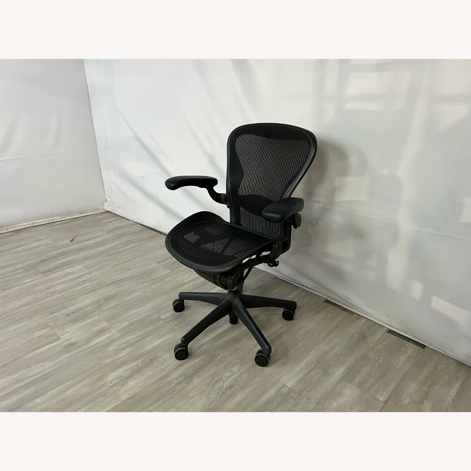 Herman Miller Aeron Chair - image-5