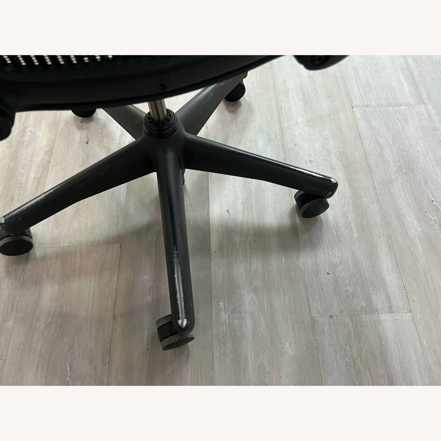 Herman Miller Aeron Chair - image-9