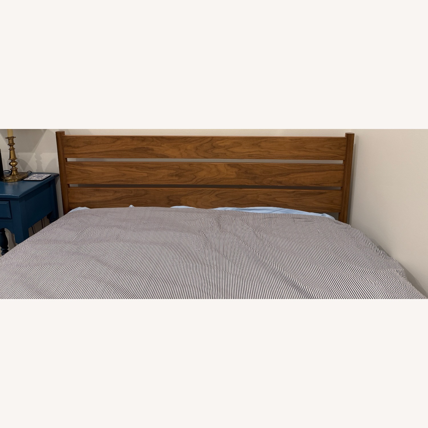 EQ3 Monarch Walnut Wood Queen Bed - image-4