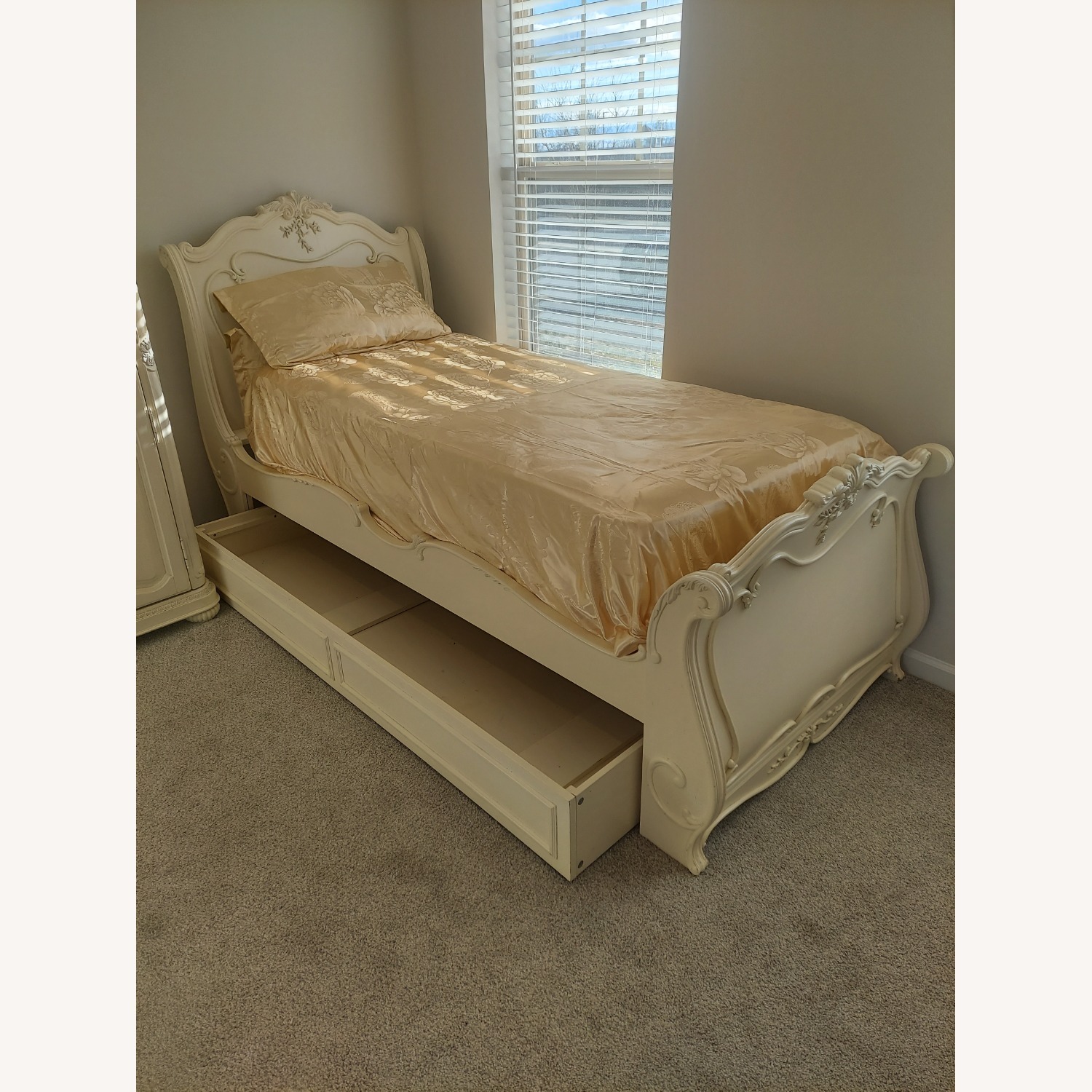 Jessica Mcclintock Lea White Twin Bed - image-2