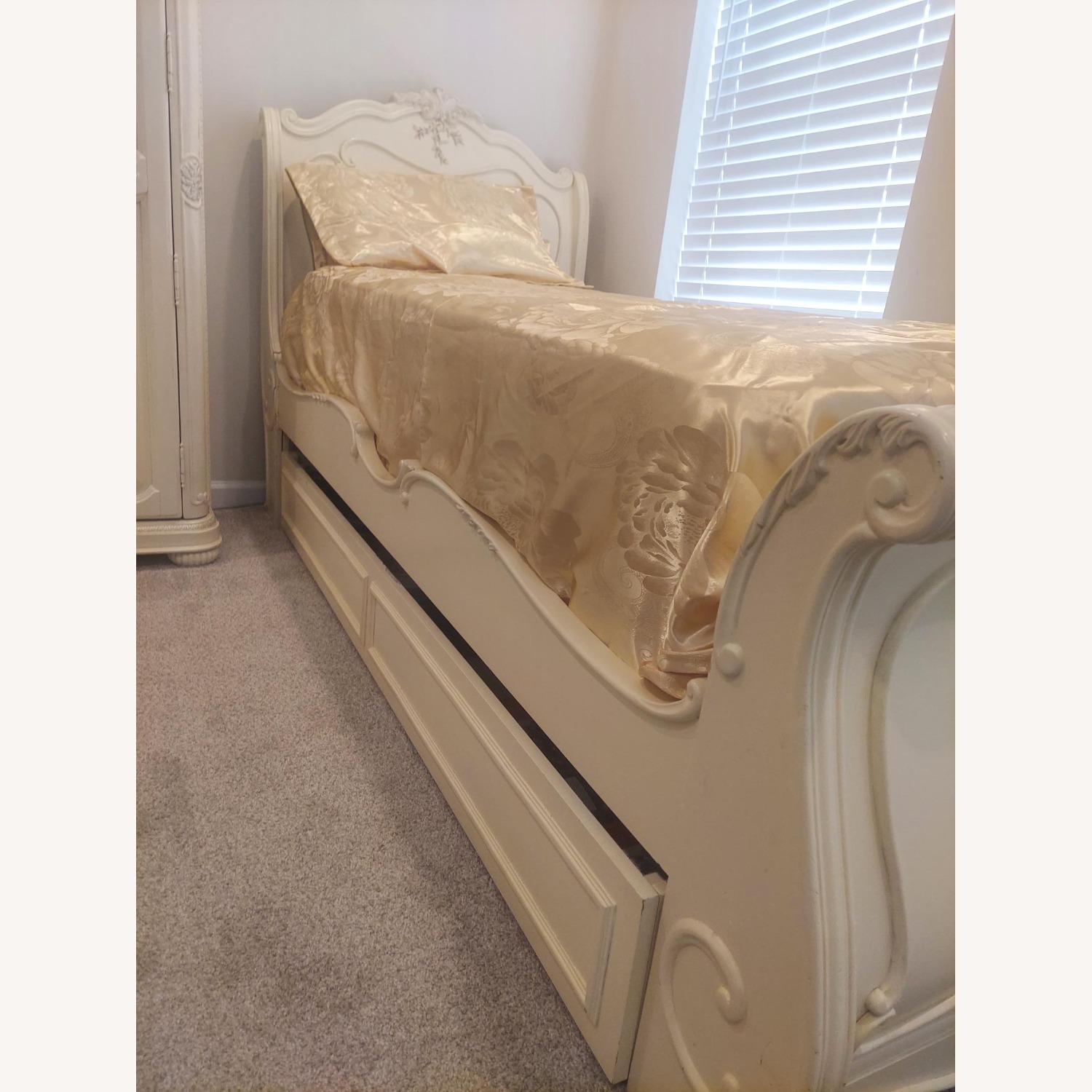 Jessica Mcclintock Lea White Twin Bed - image-4