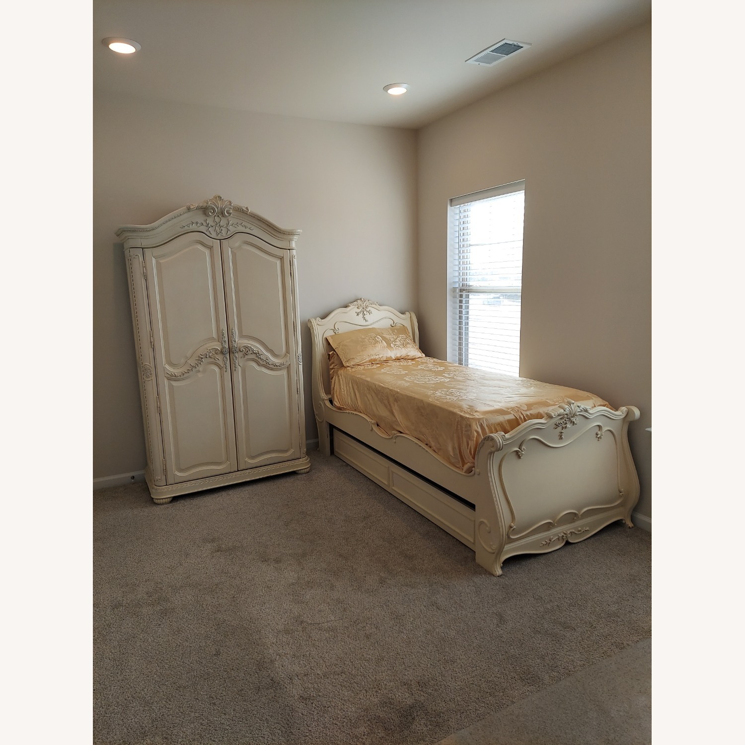 Jessica Mcclintock Lea White Twin Bed - image-3