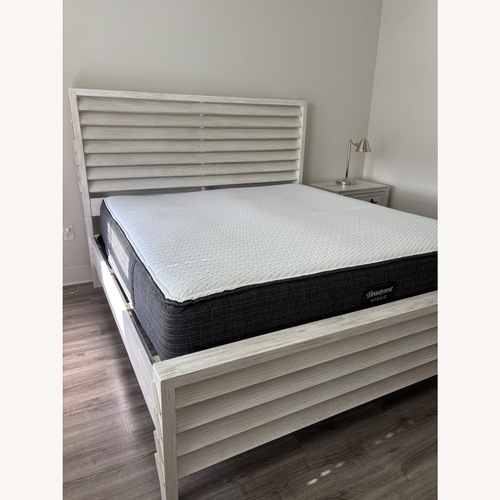 Used Rooms To Go White Wood King Bed for sale on AptDeco