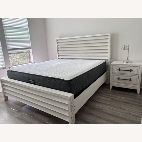 Used Rooms To Go White Wood King Bed for sale on AptDeco