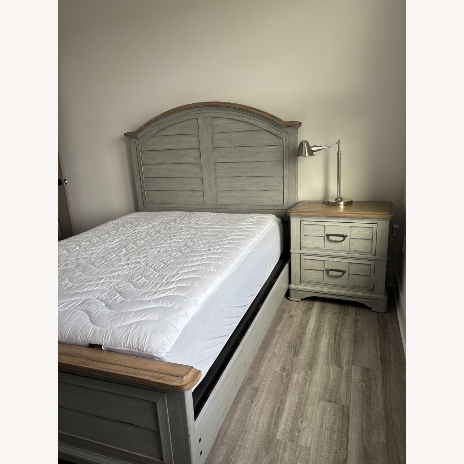 Rooms To Go Queen Bed - image-2