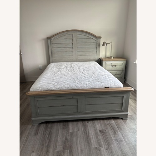 Used Rooms To Go Queen Bed for sale on AptDeco