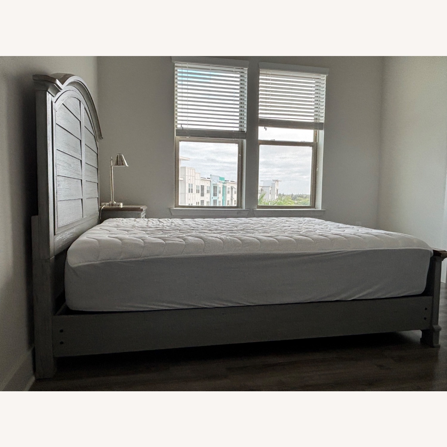 Rooms To Go Queen Bed - image-3