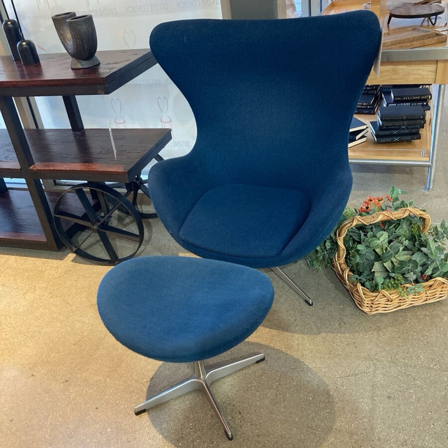 Arne Jacobsen Egg Lounge Chair w/ Ottoman  - image-2