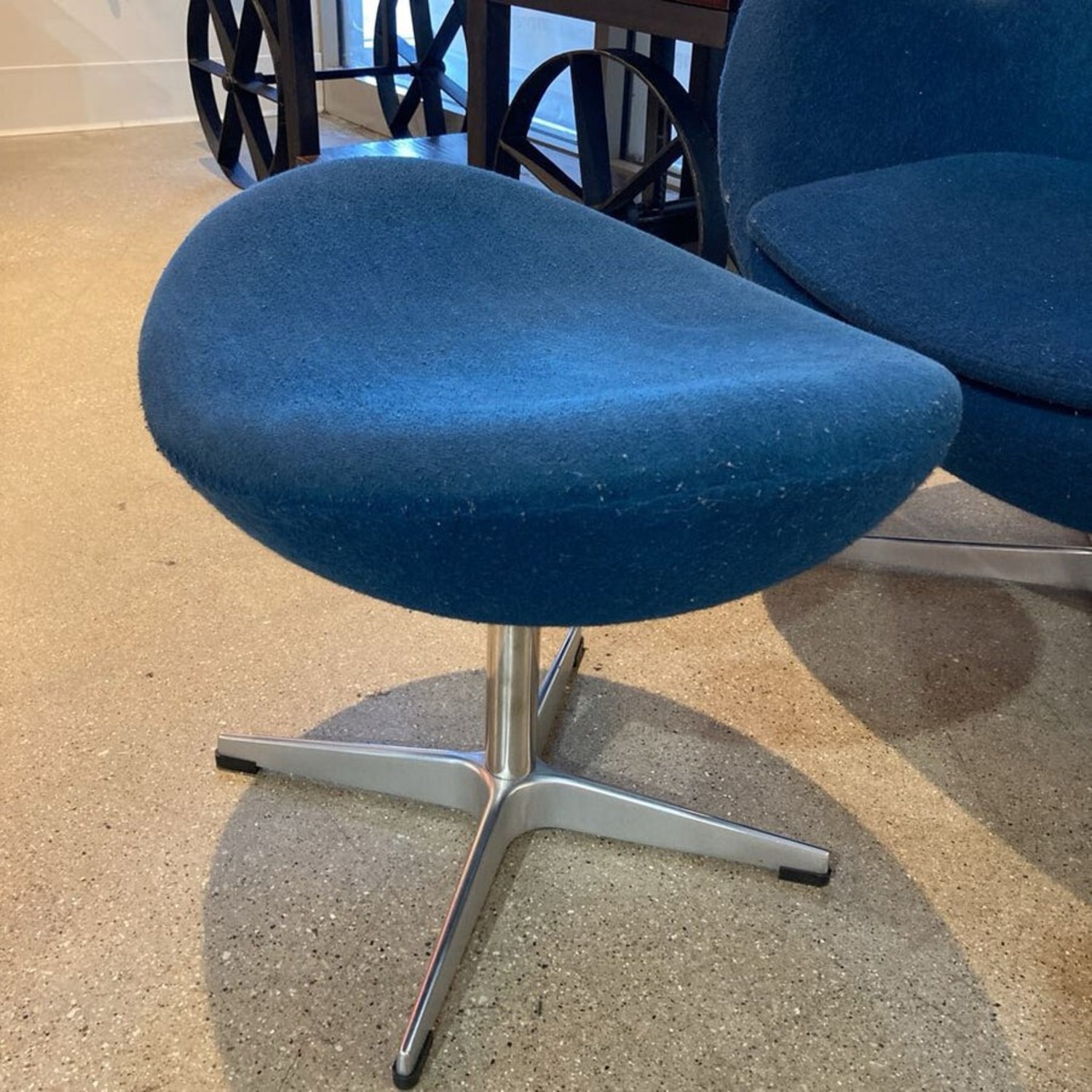 Arne Jacobsen Egg Lounge Chair w/ Ottoman  - image-5