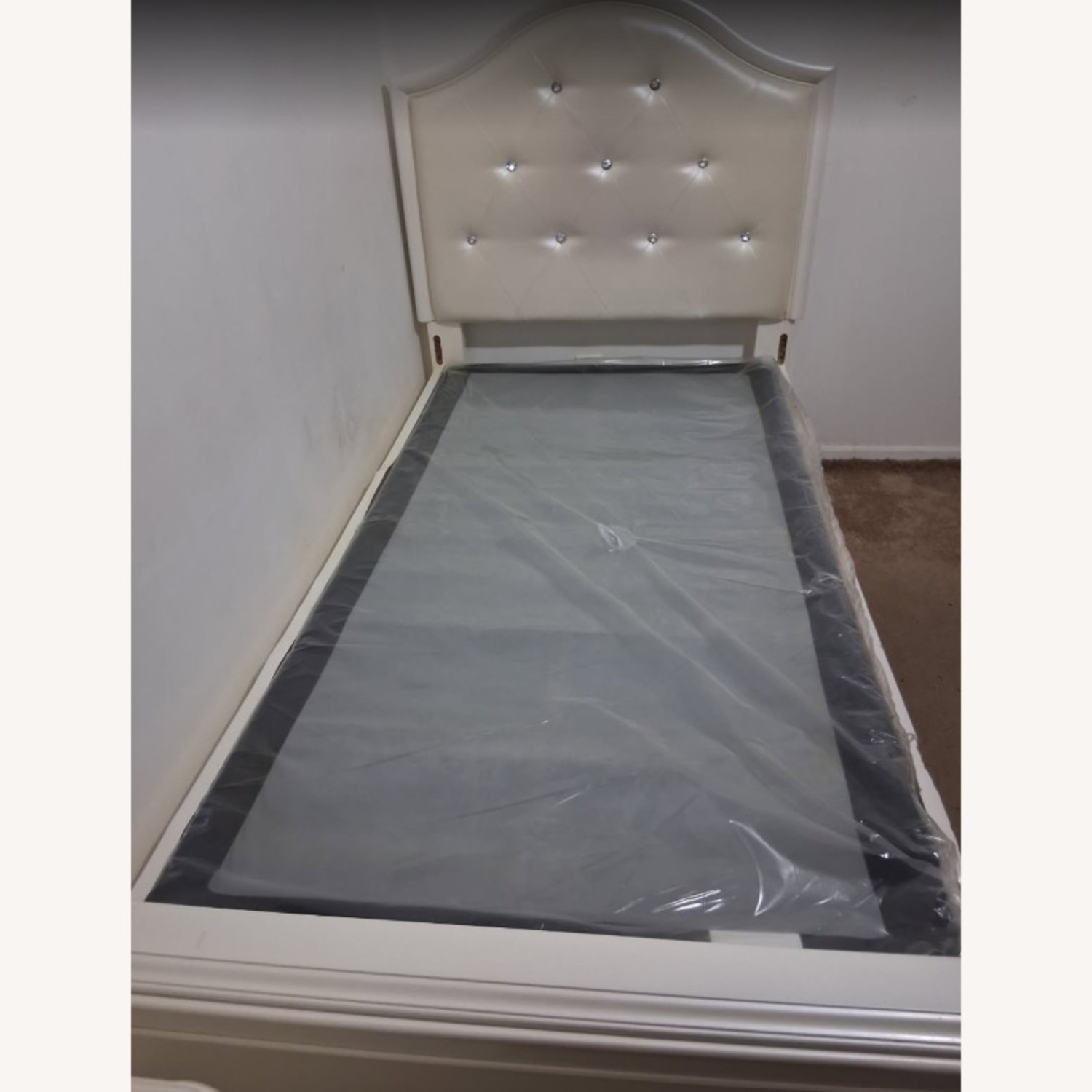 Joscelyne Bed - image-1