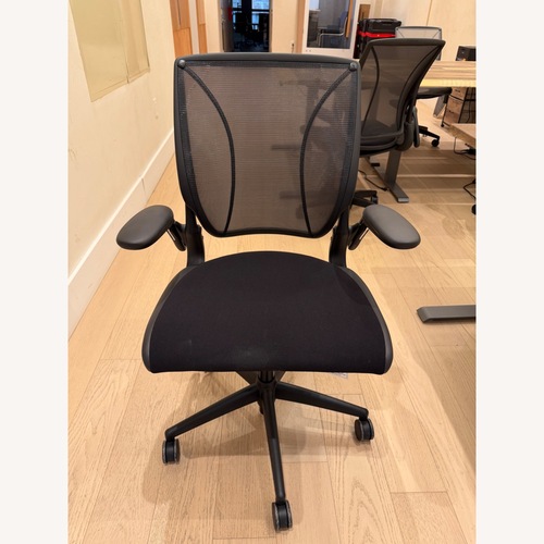 Used 4 x Humanscale Diffrient World Chair for sale on AptDeco