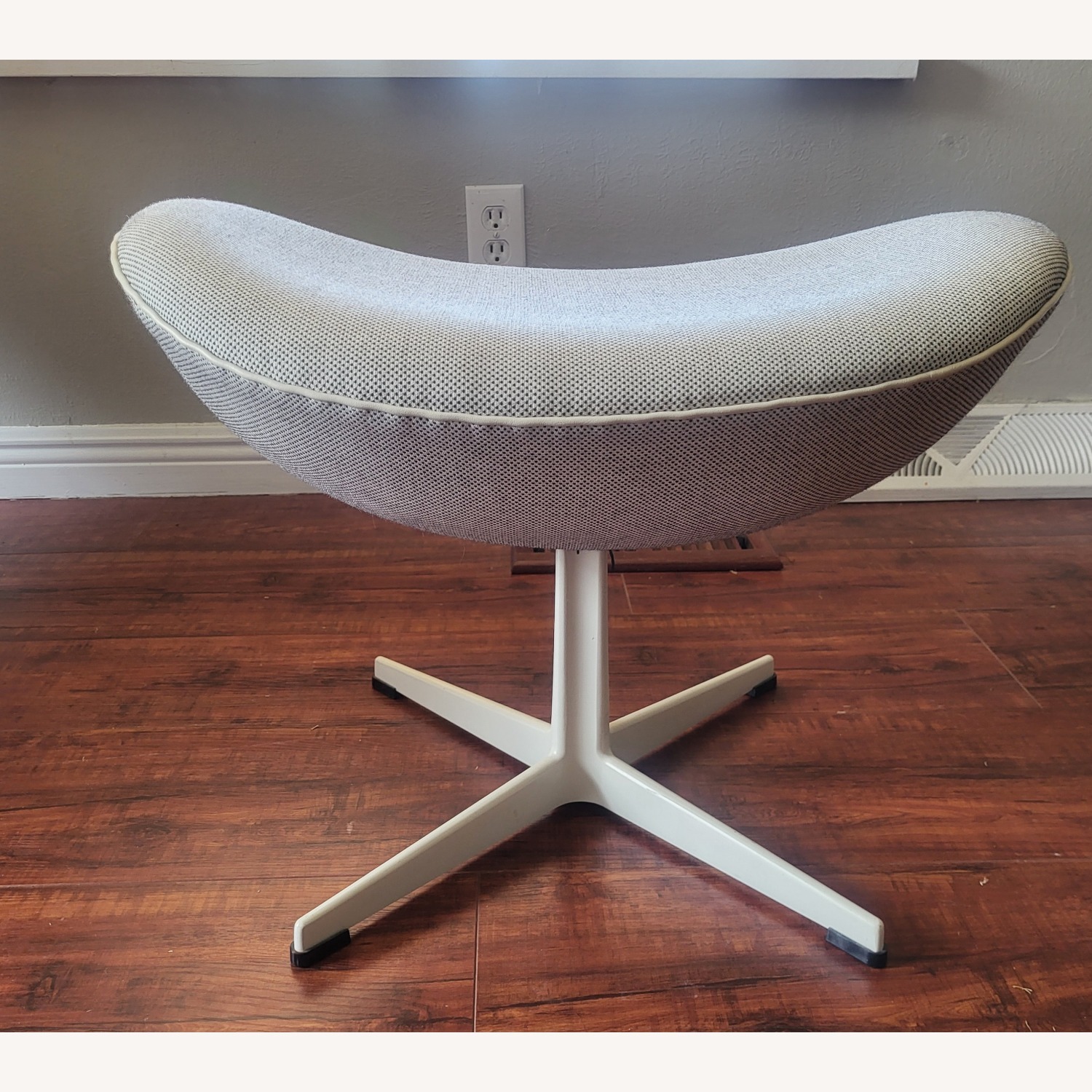 Fritz Hansen Authentic Arne Jacobsen Egg Chair  - image-10